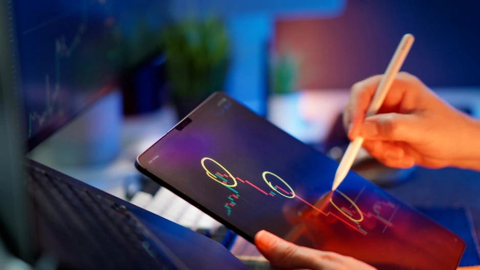 Spazio di lavoro futuristico con interfacce olografiche di analisi marketing