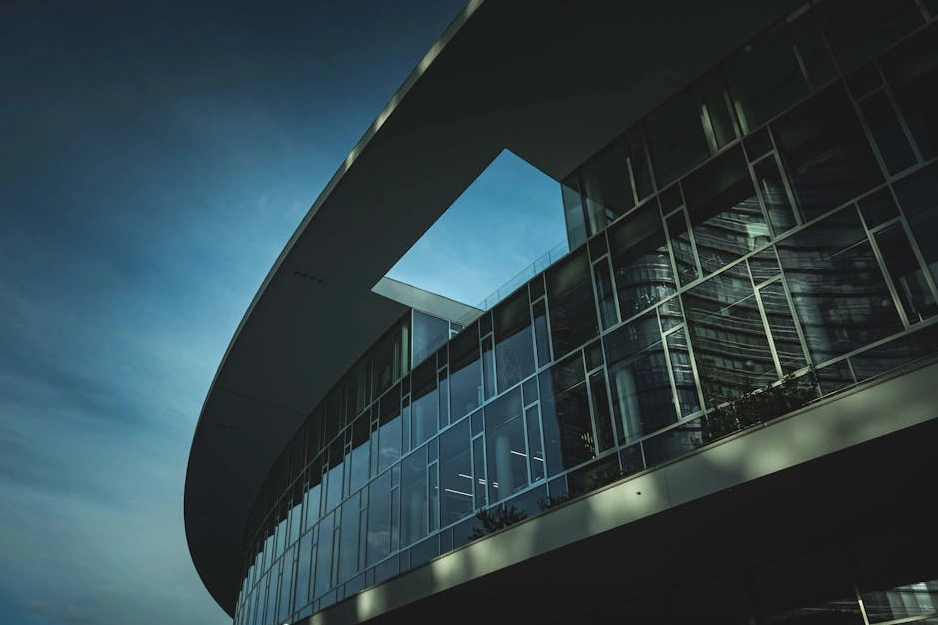 Edificio moderno e avveniristico che rappresenta la sede di un'azienda tecnologica